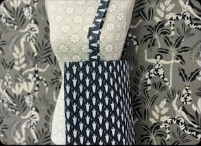 Dunkle Stofftasche mit hellem Muster