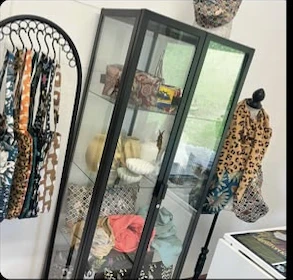 Blick ins Atelier mit Vitrine und textilen Accessoires