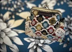 Kleine Bügeltäschchen mit buntem Blumenmuster