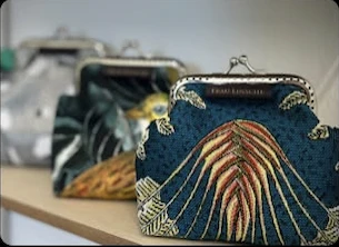 Blaues Bügeltäschchen mit farbigem Blattmotiv