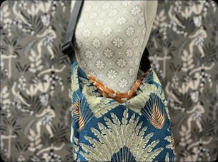 Blaue Stofftasche mit großem Blattmotiv