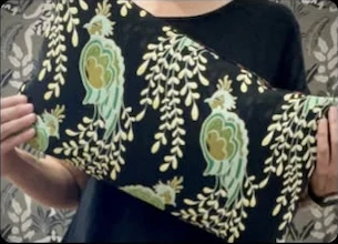 Kissen mit grünem und goldenem Pflanzenmuster