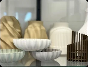 Helle Schalen und Vasen in einer Vitrine