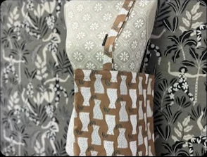 Braun-weiße Stofftasche auf einer Schneiderpuppe