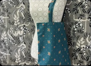 Türkise Stofftasche mit kleinen farbigen Motiven