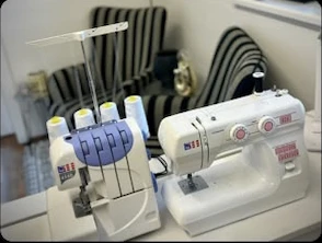 Nähmaschine und Overlockmaschine im Atelier